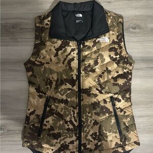 The North Face Women's Camo Puffer Vest - Olive/Brown